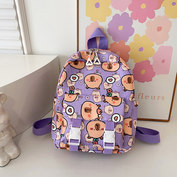 Moodne algkooli lastekott armas koomiksiga lasteaia väikese klassi tüdrukute suupistekott õues vaba aja veetmise seljakott