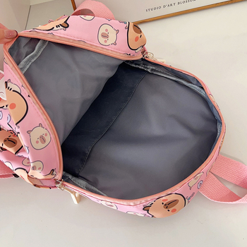 Moodne algkooli lastekott armas koomiksiga lasteaia väikese klassi tüdrukute suupistekott õues vaba aja veetmise seljakott