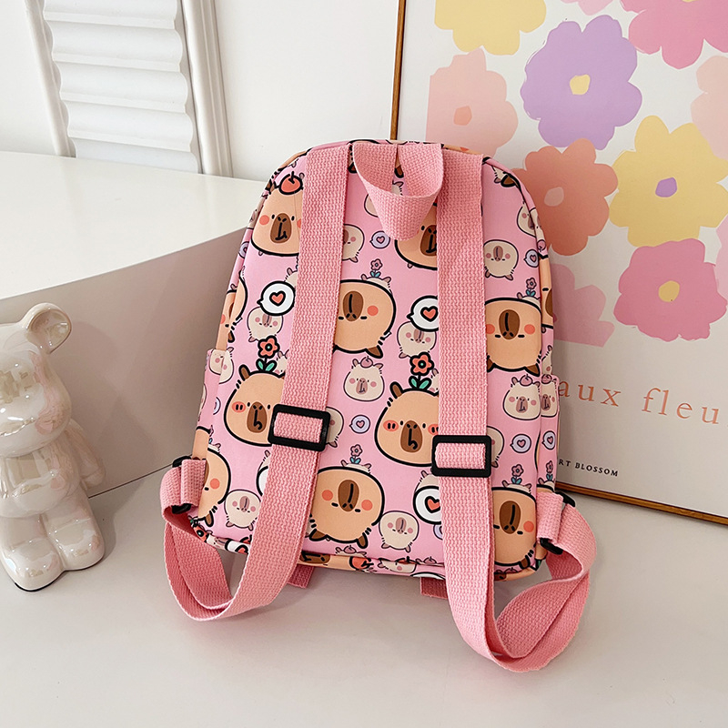 Moodne algkooli lastekott armas koomiksiga lasteaia väikese klassi tüdrukute suupistekott õues vaba aja veetmise seljakott