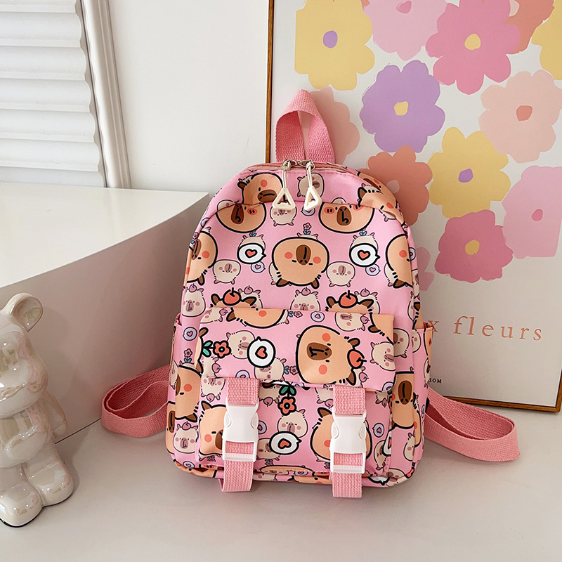 Moodne algkooli lastekott armas koomiksiga lasteaia väikese klassi tüdrukute suupistekott õues vaba aja veetmise seljakott