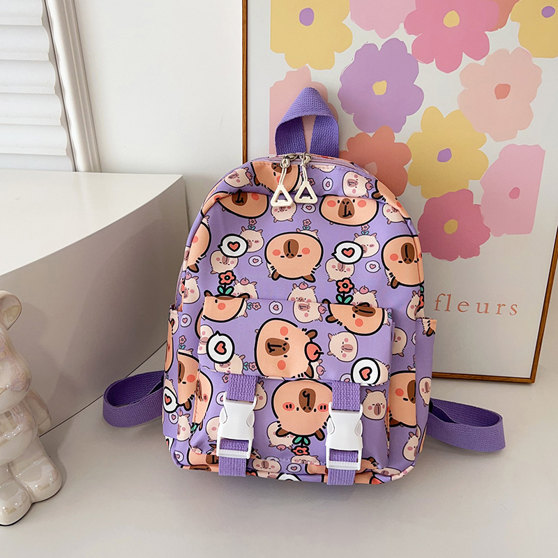 Moodne algkooli lastekott armas koomiksiga lasteaia väikese klassi tüdrukute suupistekott õues vaba aja veetmise seljakott