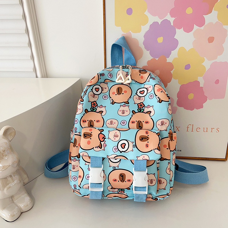 Moodne algkooli lastekott armas koomiksiga lasteaia väikese klassi tüdrukute suupistekott õues vaba aja veetmise seljakott