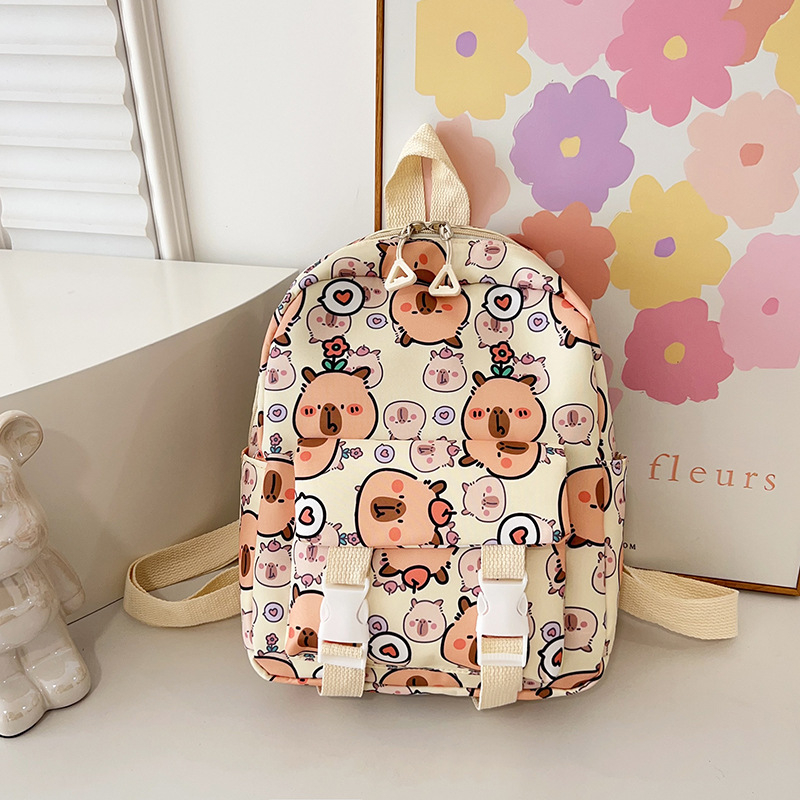 Moodne algkooli lastekott armas koomiksiga lasteaia väikese klassi tüdrukute suupistekott õues vaba aja veetmise seljakott