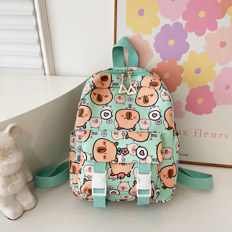 Moodne algkooli lastekott armas koomiksiga lasteaia väikese klassi tüdrukute suupistekott õues vaba aja veetmise seljakott