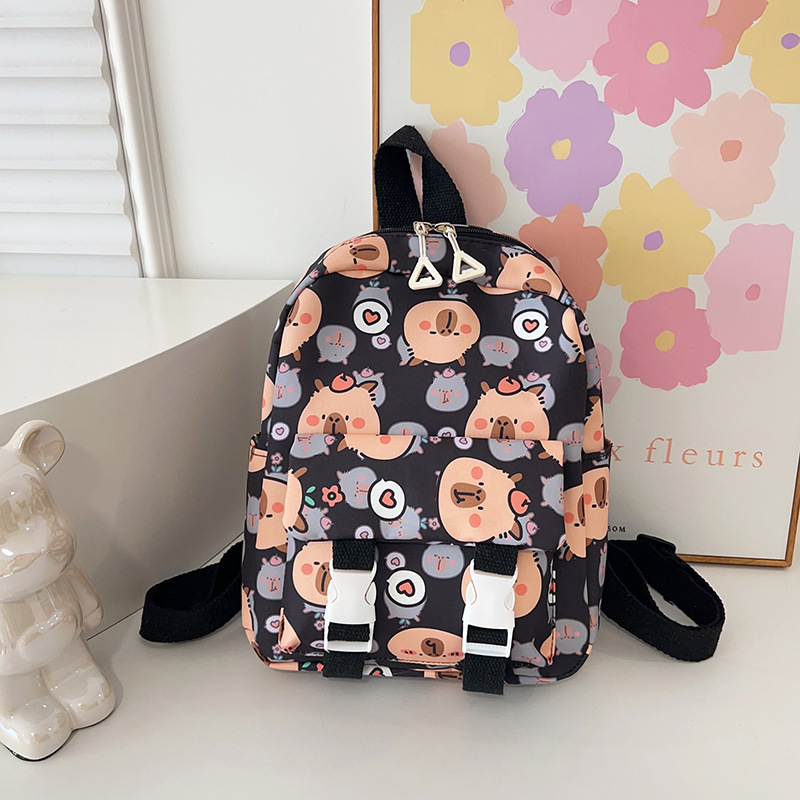 Moodne algkooli lastekott armas koomiksiga lasteaia väikese klassi tüdrukute suupistekott õues vaba aja veetmise seljakott