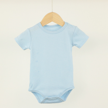 Βρεφική φόρμα με κουμπιά και κουμπιά στον αριστερό ώμο, σε καθαρό χρώμα, πλεκτό χαρέμι με κοντό μανίκι, ανοιχτούς ώμους και βαμβακερό ύφασμα