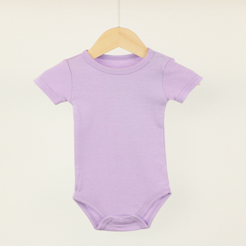 Βρεφική φόρμα με κουμπιά και κουμπιά στον αριστερό ώμο, σε καθαρό χρώμα, πλεκτό χαρέμι με κοντό μανίκι, ανοιχτούς ώμους και βαμβακερό ύφασμα