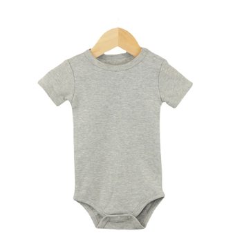 Βρεφική φόρμα με κουμπιά και κουμπιά στον αριστερό ώμο, σε καθαρό χρώμα, πλεκτό χαρέμι με κοντό μανίκι, ανοιχτούς ώμους και βαμβακερό ύφασμα