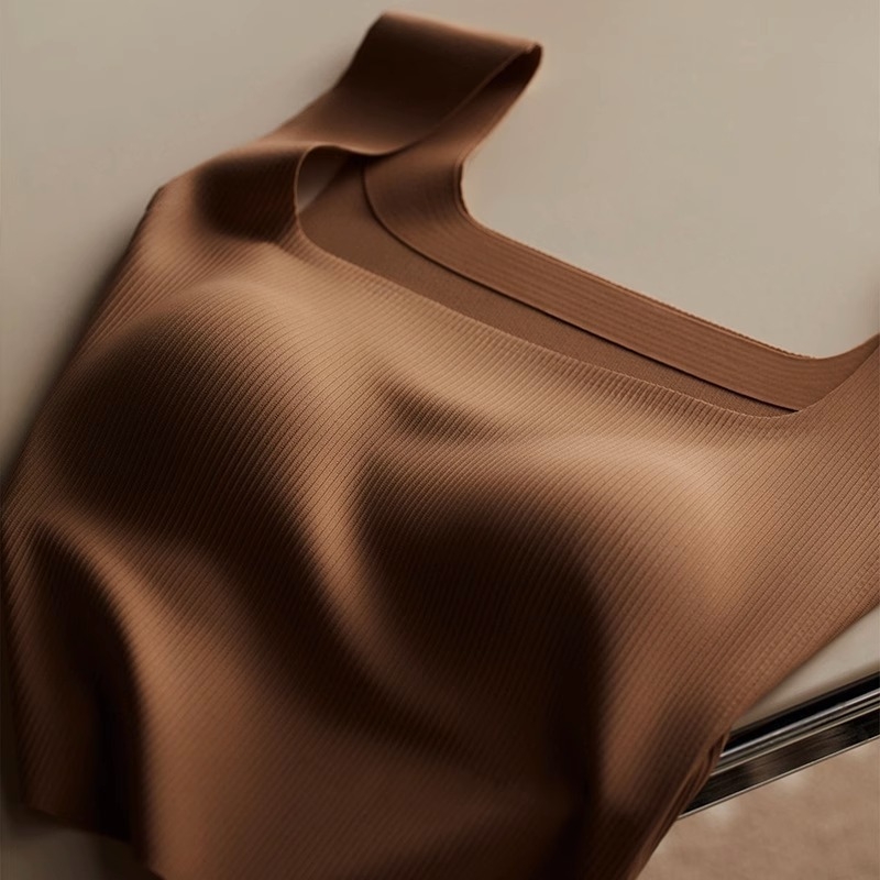 Uus kandilise kraega ja eemaldatava rinnapadjaga naiste suvine kootud lühikeste alumiste särk, ilu seljal