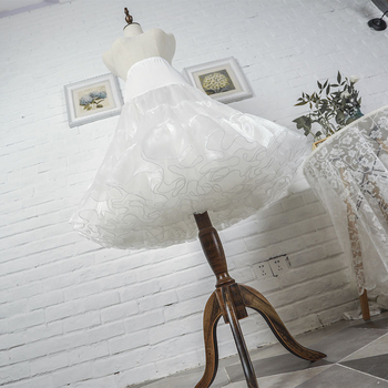 Kahemõõtmelised aksessuaarid: üle põlve ulatuvad sokid, suur kellukesekujuline krae, seksikas nahast kaelarõngas, seksika teenijanna stiilis vägivaldne seelikutugi