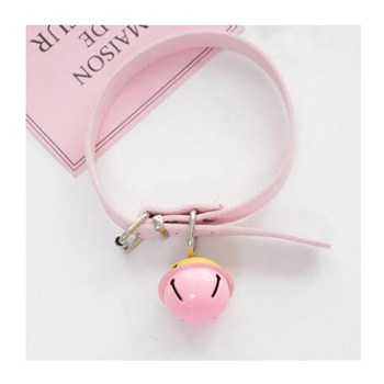 Kahemõõtmelised aksessuaarid: üle põlve ulatuvad sokid, suur kellukesekujuline krae, seksikas nahast kaelarõngas, seksika teenijanna stiilis vägivaldne seelikutugi