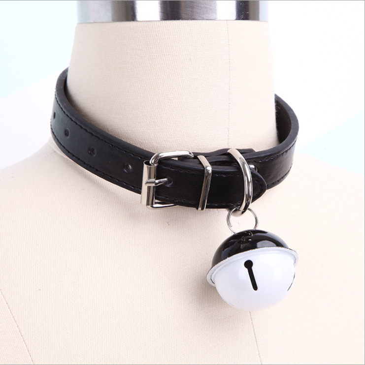 Kahemõõtmelised aksessuaarid: üle põlve ulatuvad sokid, suur kellukesekujuline krae, seksikas nahast kaelarõngas, seksika teenijanna stiilis vägivaldne seelikutugi