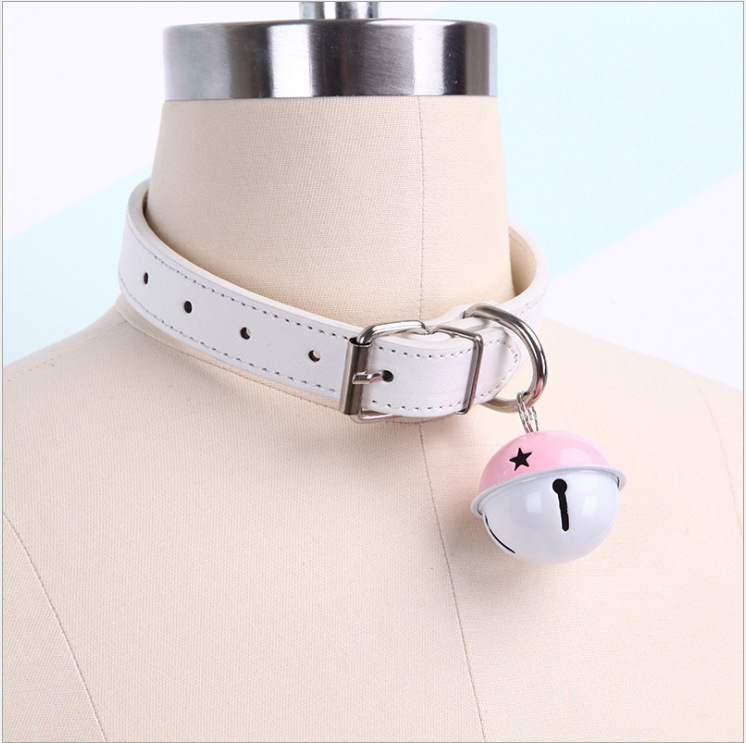 Kahemõõtmelised aksessuaarid: üle põlve ulatuvad sokid, suur kellukesekujuline krae, seksikas nahast kaelarõngas, seksika teenijanna stiilis vägivaldne seelikutugi