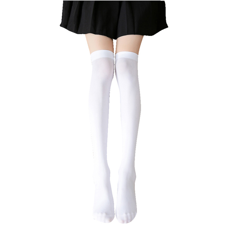 Kahemõõtmelised aksessuaarid: üle põlve ulatuvad sokid, suur kellukesekujuline krae, seksikas nahast kaelarõngas, seksika teenijanna stiilis vägivaldne seelikutugi