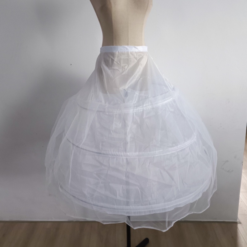 Kahemõõtmelised aksessuaarid: üle põlve ulatuvad sokid, suur kellukesekujuline krae, seksikas nahast kaelarõngas, seksika teenijanna stiilis vägivaldne seelikutugi