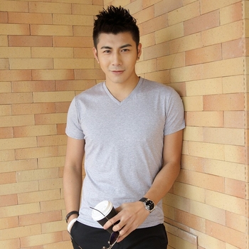 Καλοκαιρινή σειρά ρούχων, βαρύ μονόχρωμο μπλουζάκι με κοντομάνικο μπλουζάκι και λαιμόκοψη V, μισό μανίκι, ανδρικό πουκάμισο με λευκή κάρτα Tide