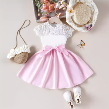 Παιδικό φόρεμα από δαντέλα με κοψίματα