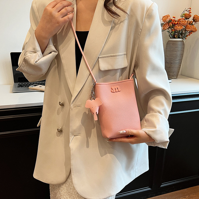 Sieviešu mobilā tālruņa soma 2024. gada jauna vertikāla maza soma Eiropas un Amerikas modes litči raksta krusteniskā soma makaronu krāsas maza mugursoma