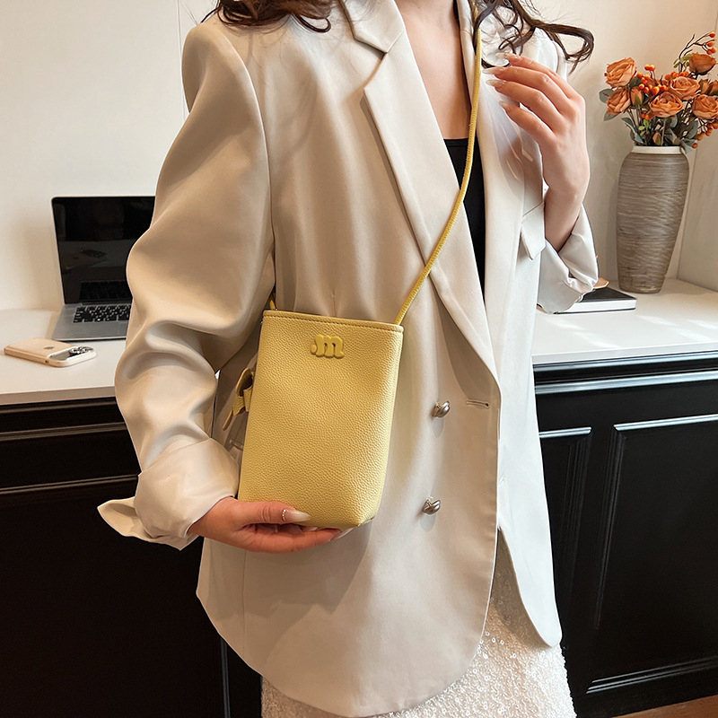 Sieviešu mobilā tālruņa soma 2024. gada jauna vertikāla maza soma Eiropas un Amerikas modes litči raksta krusteniskā soma makaronu krāsas maza mugursoma