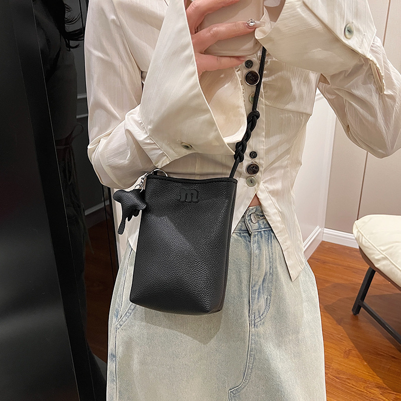 Sieviešu mobilā tālruņa soma 2024. gada jauna vertikāla maza soma Eiropas un Amerikas modes litči raksta krusteniskā soma makaronu krāsas maza mugursoma