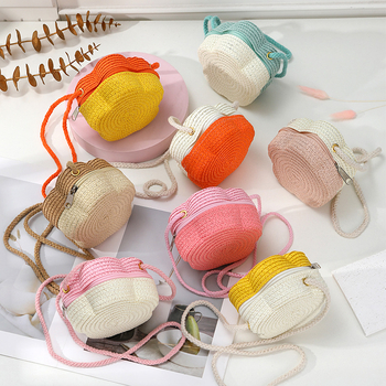 Vasaras ceļojumu salmu austa soma, ziedu austa soma sievietēm 2025. gadā, jauna, bērnu jauka salmu pludmales soma, kas pārnēsājama pie pleca pie jūras