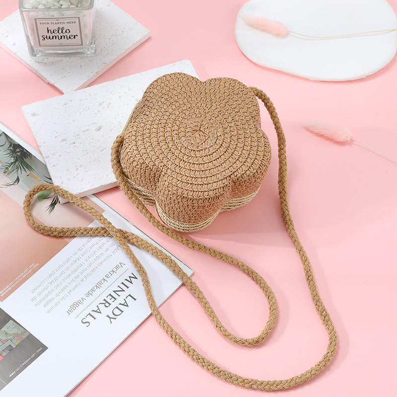 Vasaras ceļojumu salmu austa soma, ziedu austa soma sievietēm 2025. gadā, jauna, bērnu jauka salmu pludmales soma, kas pārnēsājama pie pleca pie jūras