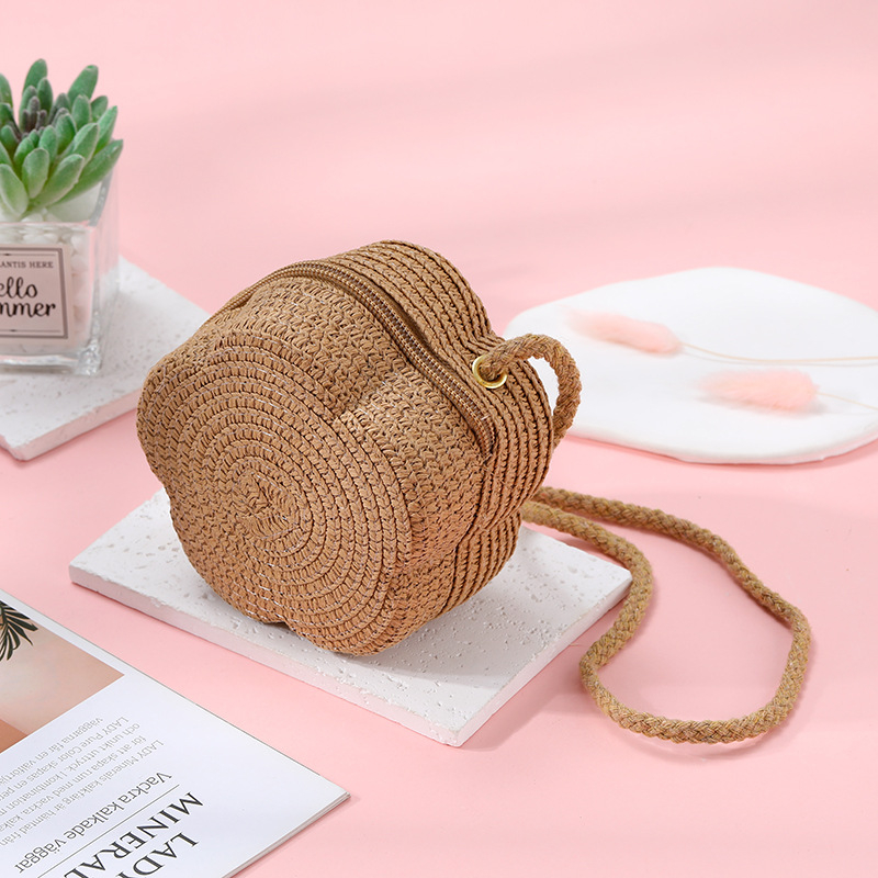 Vasaras ceļojumu salmu austa soma, ziedu austa soma sievietēm 2025. gadā, jauna, bērnu jauka salmu pludmales soma, kas pārnēsājama pie pleca pie jūras