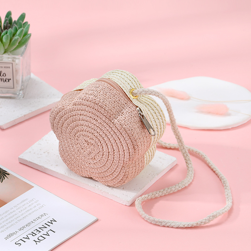 Vasaras ceļojumu salmu austa soma, ziedu austa soma sievietēm 2025. gadā, jauna, bērnu jauka salmu pludmales soma, kas pārnēsājama pie pleca pie jūras