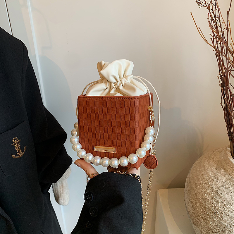 Γυναικεία τσάντα χειρός με μαργαριτάρια κορεατικού στιλ 2024, νέα μοντέρνα μικρή τετράγωνη τσάντα, μοντέρνα τσάντα ώμου με αλυσίδα, φθινοπωρινή καρό τσάντα κουβά