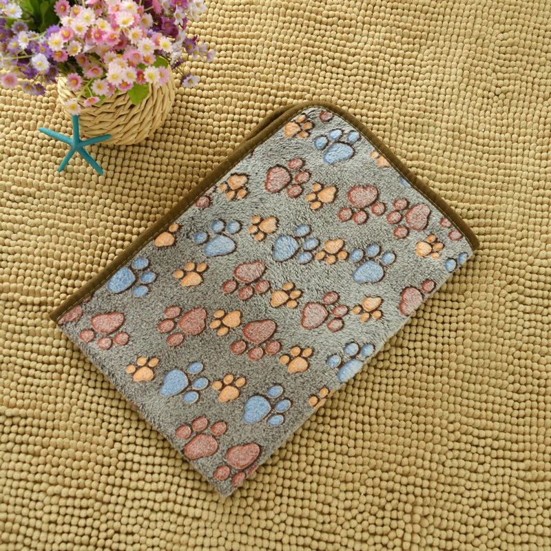 Didmeninė prekyba tarpvalstybinėmis naminių gyvūnėlių antklodėmis visiems metų laikams, kačių ir šunų antklodėmis, storos flanelinės letenėlių atspaudų reikmenimis, naminių gyvūnėlių kilimėliais