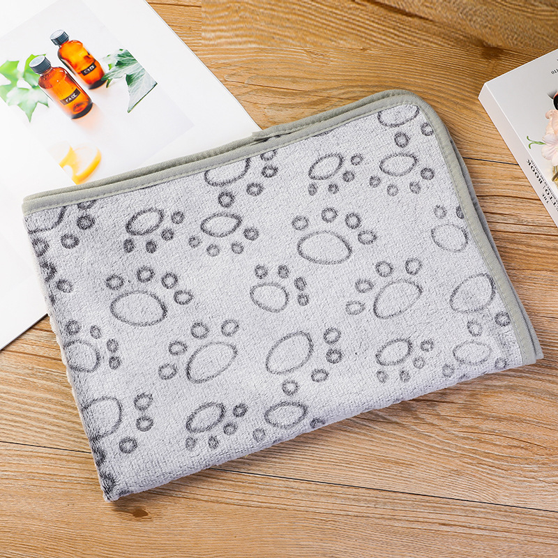 Didmeninė prekyba tarpvalstybinėmis naminių gyvūnėlių antklodėmis visiems metų laikams, kačių ir šunų antklodėmis, storos flanelinės letenėlių atspaudų reikmenimis, naminių gyvūnėlių kilimėliais