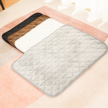 Tarptautiniu mastu parduodamas trumpas pliušinis žieminis daugkartinio naudojimo skalbiamas sauskelnių kilimėlis katėms ir šunims, vandeniui atsparus sauskelnių kilimėlis.