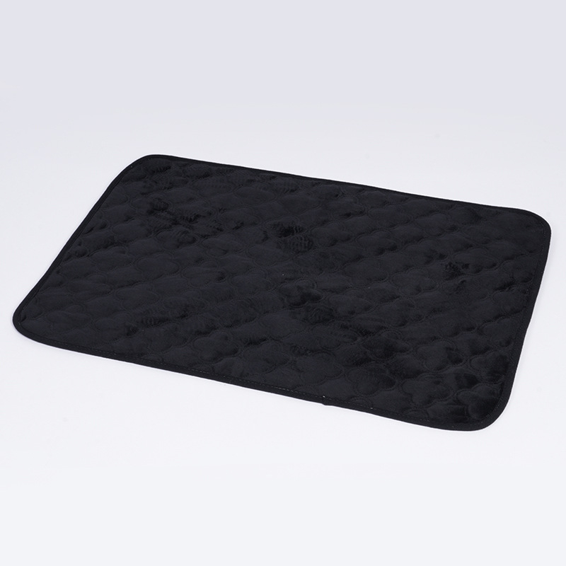 Tarptautiniu mastu parduodamas trumpas pliušinis žieminis daugkartinio naudojimo skalbiamas sauskelnių kilimėlis katėms ir šunims, vandeniui atsparus sauskelnių kilimėlis.