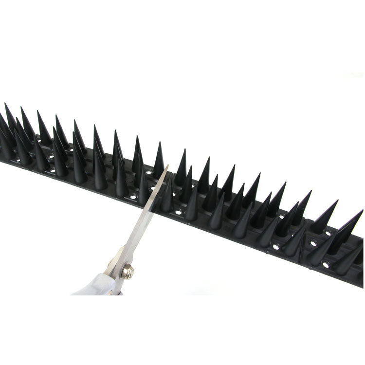 Amazon Черен 3.5CM висок 45CM извит антикотешки трън за задвижване на котка трън улов за котка плаши котка цветна кутия 12 броя антиптичи трън