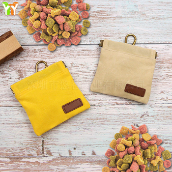 Sandėlyje yra drobinis, ant juosmens kabantis šunų maisto maišelis, atsparus vandeniui, elastingas, uždaras, nešiojamas šunų maisto maišelis pasivaikščiojimams