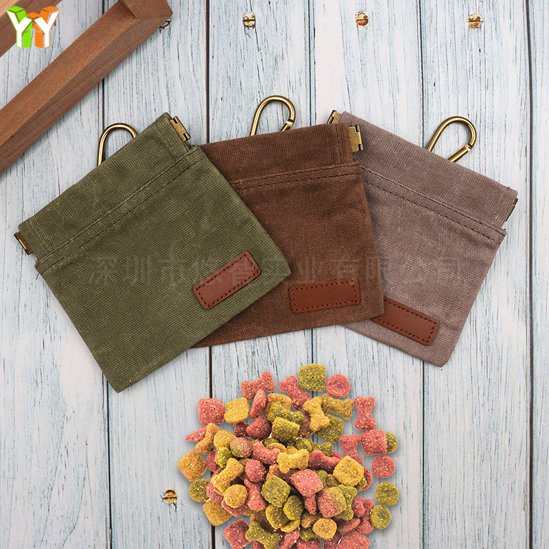 Sandėlyje yra drobinis, ant juosmens kabantis šunų maisto maišelis, atsparus vandeniui, elastingas, uždaras, nešiojamas šunų maisto maišelis pasivaikščiojimams