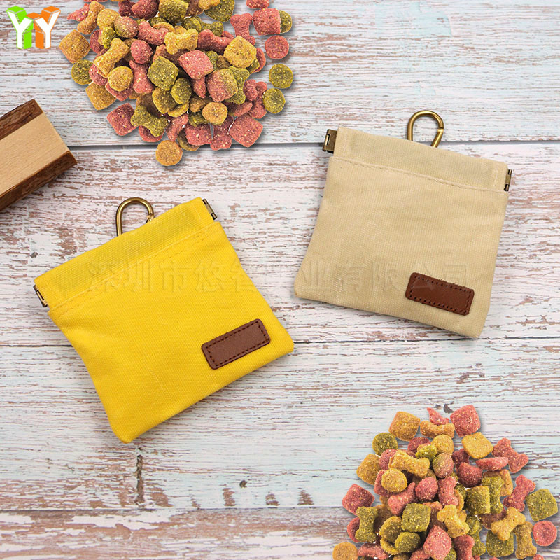 Sandėlyje yra drobinis, ant juosmens kabantis šunų maisto maišelis, atsparus vandeniui, elastingas, uždaras, nešiojamas šunų maisto maišelis pasivaikščiojimams