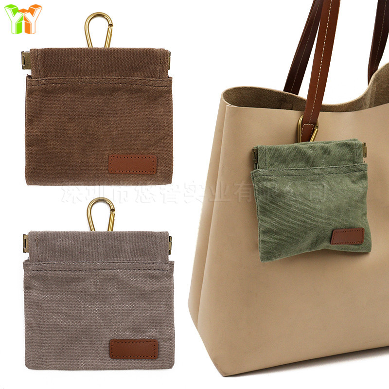 Sandėlyje yra drobinis, ant juosmens kabantis šunų maisto maišelis, atsparus vandeniui, elastingas, uždaras, nešiojamas šunų maisto maišelis pasivaikščiojimams