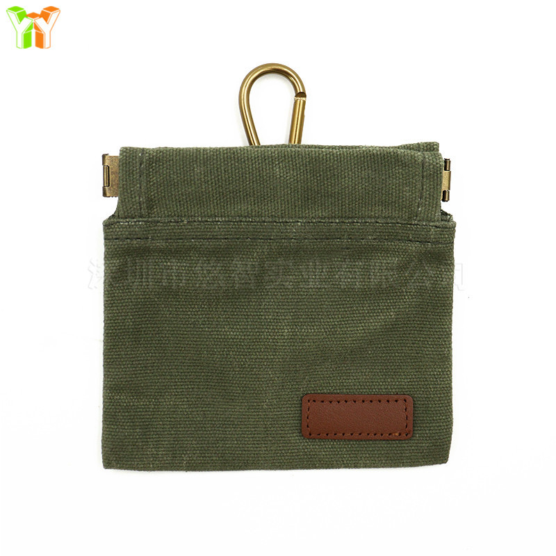 Sandėlyje yra drobinis, ant juosmens kabantis šunų maisto maišelis, atsparus vandeniui, elastingas, uždaras, nešiojamas šunų maisto maišelis pasivaikščiojimams