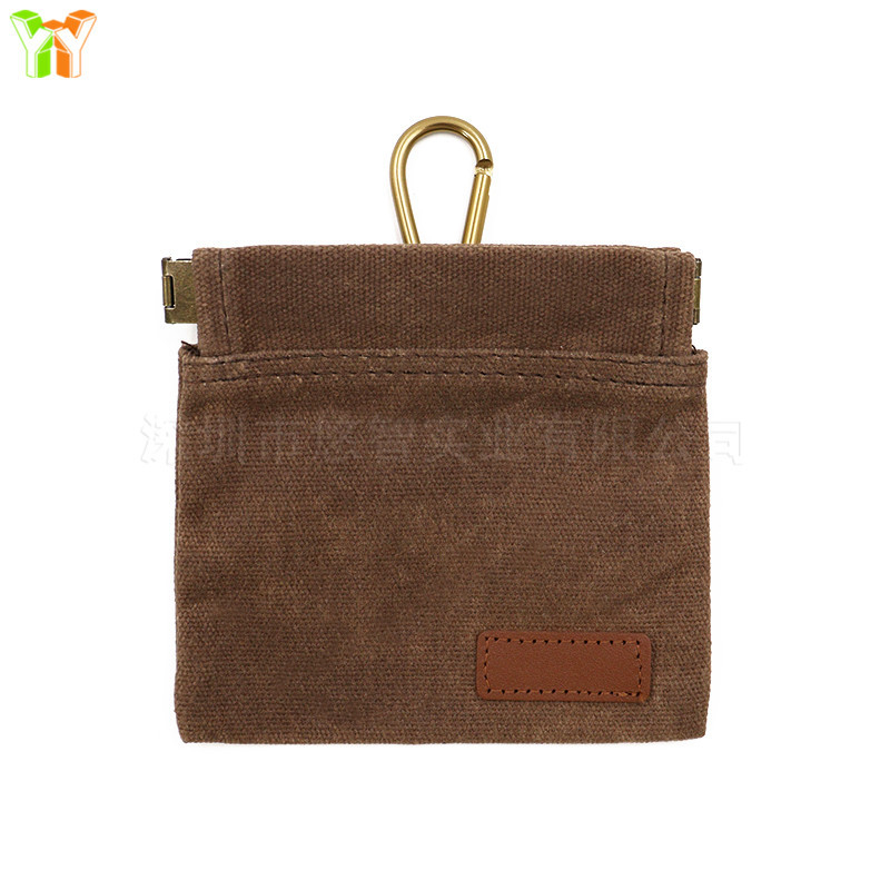 Sandėlyje yra drobinis, ant juosmens kabantis šunų maisto maišelis, atsparus vandeniui, elastingas, uždaras, nešiojamas šunų maisto maišelis pasivaikščiojimams