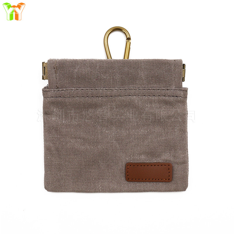 Sandėlyje yra drobinis, ant juosmens kabantis šunų maisto maišelis, atsparus vandeniui, elastingas, uždaras, nešiojamas šunų maisto maišelis pasivaikščiojimams