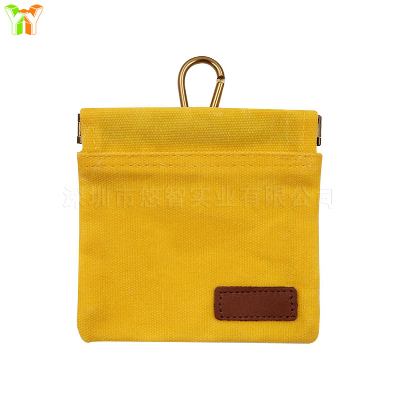 Sandėlyje yra drobinis, ant juosmens kabantis šunų maisto maišelis, atsparus vandeniui, elastingas, uždaras, nešiojamas šunų maisto maišelis pasivaikščiojimams