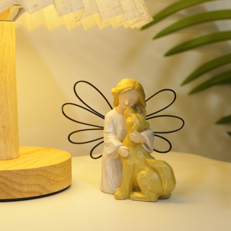 Rankų darbo statulėlių papuošalai iš dervos, dekoruoti tarpvalstybiniu mastu, yra sandėlyje. Nauji kūrybingi angelo mergaitės ir šuns stalo įėjimo aksesuarai namams.