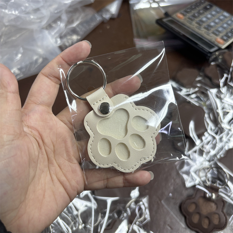 на склад карикатура сладка котка нокът домашен любимец ключодържател многоцветен опционален идентификационен номер на домашен любимец може да бъде лазерно надпис