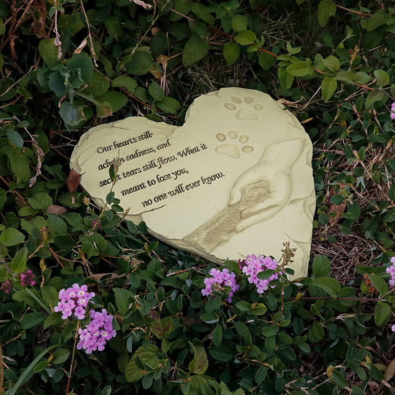 Tarpvalstybinis personalizuotas kūrybingas širdies formos šuniuko atminimo augintinio antkapio dervos amatų lauko dekoravimo gamyklos tiekimas