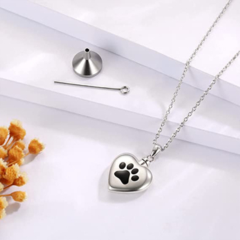 „Amazon“ populiarūs letenėlės atspaudo suvenyriniai papuošalai, širdies formos atviras atminimo naminis katinas, šuo, laužo karstas, pakabukas, karoliai