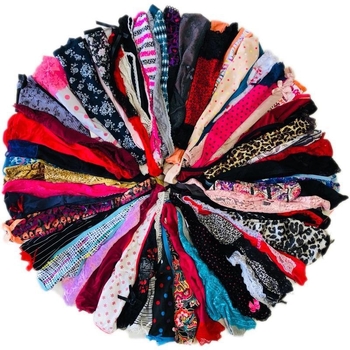 Moteriškų stringų rinkinys su nėriniuota tanga ir stygomis, siūlančios tarpvalstybinį asortimentą