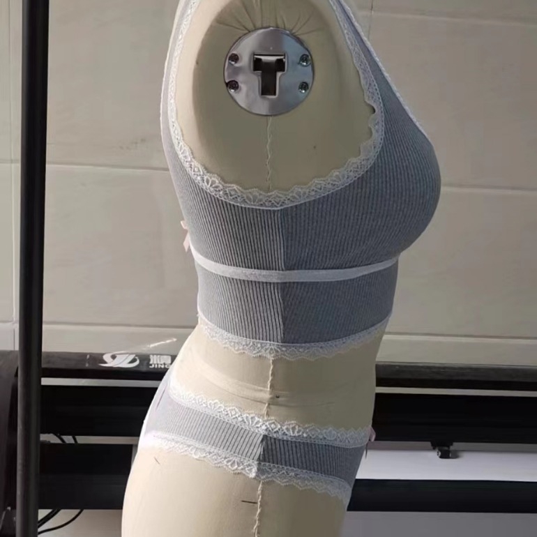 Europietiškas ir amerikietiškas „Ins2023“ nėriniuotas berankovis, bambą apnuoginantis seksualus kostiumėlis, žaismingas ir smagus apatinis trikotažas su kaspinu.