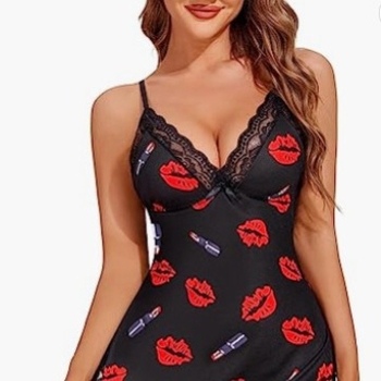 Europos ir Amerikos užsienio prekybos nauji seksualūs apatiniai fabrike. Seksualūs raudonų lūpų rašto naktinukai moterims su padalintais dirželiais. Sandėlyje.