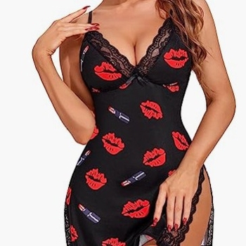 Europos ir Amerikos užsienio prekybos nauji seksualūs apatiniai fabrike. Seksualūs raudonų lūpų rašto naktinukai moterims su padalintais dirželiais. Sandėlyje.